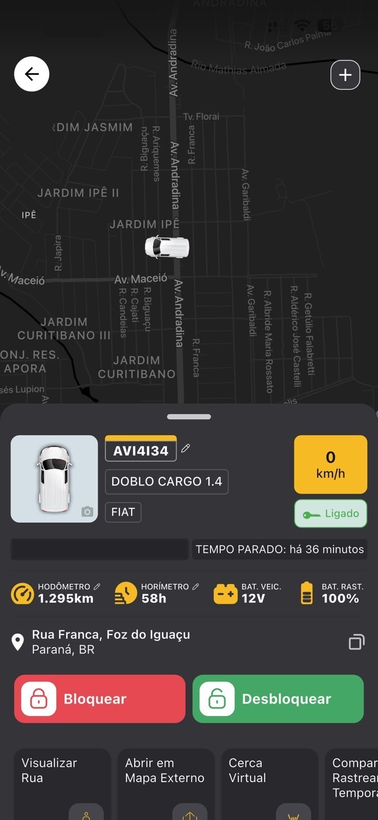 Tela do CarreGo Auto mostrando o veículo no mapa, ignição ligada, tempo parado, hodômetro, horímetro, baterias e botões de bloquear e desbloquear